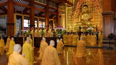 Lễ Bố-tát tại chánh điện Việt Nam Quốc Tự - Ảnh: Bảo Toàn/BGN