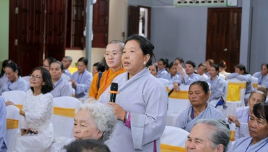 Phật tử tham gia đặt câu hỏi tại tọa đàm Phật pháp do Ban Hoằng pháp Phật giáo H.Hàm Thuận Bắc tổ chức