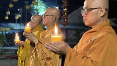 Chư tôn đức dâng nến trong Lễ khánh đản Bồ-tát Quán Thế Âm