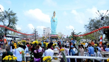  Bà con nhân dân, Phật tử các nơi đến đảnh lễ Bồ-tát Quán Thế Âm 