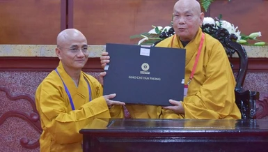 Trưởng lão Hòa thượng Thích Thiện Nhơn trao Giáo chỉ tấn phong giáo phẩm đến đại diện GHPGVN TP.HCM tại Hội nghị Kỳ 4, Khóa IX GHPGVN