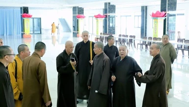 Chư tôn đức thảo luận tại buổi thị sát công tác chuẩn bị tổ chức Đại giới đàn Trí Tấn