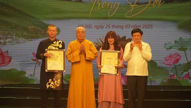 Trưởng lão Hòa thượng Thích Thanh Nhiễu trao Giải nhất cho tác phẩm Đất mẹ của tác giả Nguyễn Tài Tuấn và đặc biệt tác phẩm đạt Giải xuất sắc nhất trong đêm trao giải thuộc về tác phẩm Cõi thiêng của tác giả Đỗ Hòa An
