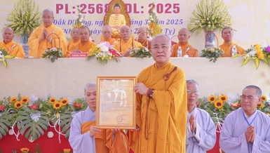 Thượng tọa Thích Quảng Hiền trao quyết định đến Sư cô Thích nữ Tịnh Viễn, Quản lý Phật sự chùa Thiên Ân