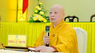 Hòa thượng Thích Lệ Trang giáo giới đến giới tử Đại giới đàn Trí Tấn tại tổ đình Hội Khánh