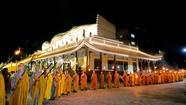 Giới tử Đại giới đàn Trí Tấn đang tuần chiếu trong khuôn viên giới đàn