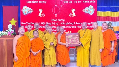 Thượng tọa Thích Phước Nguyên dâng quà chúc Tết cổ truyền đến Hòa thượng Tăng Nô, Phó Pháp chủ Hội đồng Chứng minh - Ảnh: Danh Đà Quí