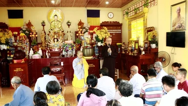 Hòa thượng Thích Chơn Nguyên động viên bà con khiếm thị cố gắng vượt qua khó khăn