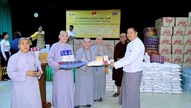 Phân ban Ni giới GHPGVN TP.HCM và chùa Long Hưng trao 1.000 phần quà đến nạn nhân ảnh hưởng động đất tại Myanmar - Ảnh: NGTPHCM