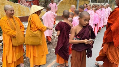 Đoàn chư Ni hệ phái Khất sĩ và tịnh xá Ngọc Phương cúng dường đến các tu sĩ