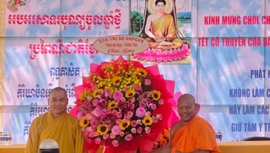 Thượng tọa Thích Thiện Thông tặng hoa chúc mừng Tết cổ truyền Chôl Chnăm Thmây