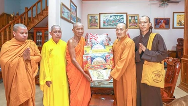 Thượng tọa Thích Viên Quang chúc Tết Chôl Chnăm Thmây đến Trưởng lão Hòa thượng Chau Ty, Phó Pháp chủ Hội đồng Chứng minh