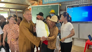 Đại đức Thích Đồng Quảng trao quà tại Lớp học tình thương làng bè hồ Trị An 