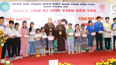 Ban Tổ chức trao tặng 111 học bổng cho học sinh tiểu học