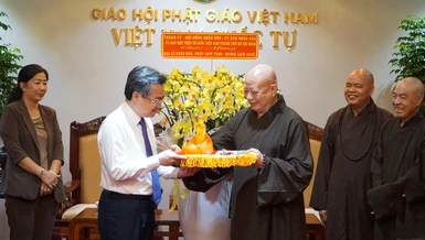 Hòa thượng Thích Lệ Trang tặng tôn tượng Đức Phật đản sinh đến Phó Bí thư Thường trực Thành ủy TP.HCM Nguyễn Thanh Nghị - Ảnh: H.D/BGN