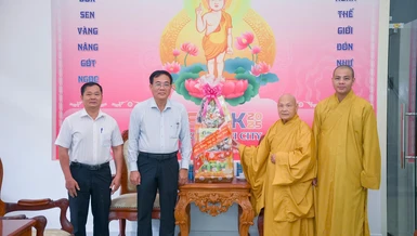 Ông Nguyễn Duy Tân, Giám đốc Sở Dân tộc và Tôn giáo TP.HCM thăm và chúc mừng Phật đản đến Trưởng lão Hòa thượng Thích Thiện Nhơn