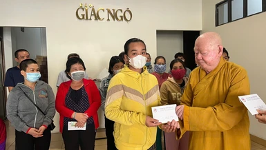 Hòa thượng Thích Duy Trấn trao tiền ủng hộ của bạn đọc đến bệnh nhân có hoàn cảnh khó khăn 