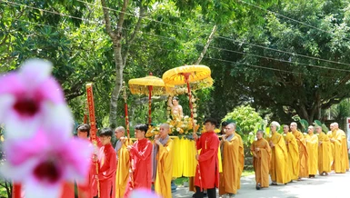 Đoàn cung rước tôn tượng Đức Phật sơ sinh trong khuôn khổ khóa tu Kính mừng Đại lễ Phật đản