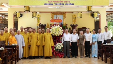 Bí thư Tỉnh ủy tỉnh Long An Nguyễn Văn Quyết tặng hoa chúc mừng Phật đản Phật lịch 2569