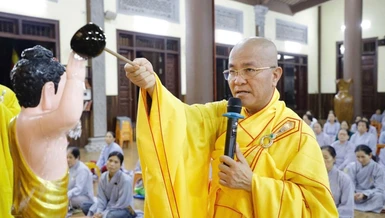 Thượng tọa Thích Quảng Hiền cử hành Lễ Tắm Phật mừng Đản sinh Đức Thế Tôn