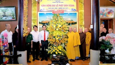Phó Bí thư Thường trực Tỉnh ủy tỉnh Bình Dương tặng hoa chúc mừng Phật đản đến Ban Trị sự tỉnh