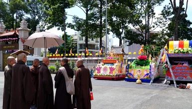 Chư tôn đức Ban Thường trực thị sát không gian đậu xe hoa của các ban chuyên môn tại Việt Nam Quốc Tự