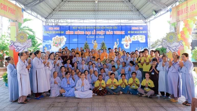 Chư tôn đức cùng các tu sinh trong khóa tu Một ngày an lạc lần thứ 20