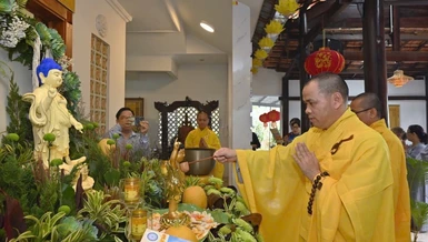 Thượng tọa Thích Thiện Thông thực hiện nghi thức Tắm Phật theo truyền thống