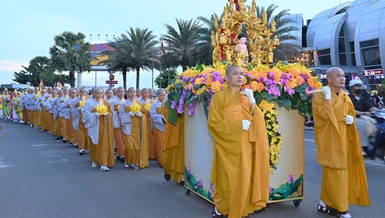 Cung rước tôn tượng kim thân Đức Phật sơ sinh tại TP.Vũng Tàu do Ban Trị sự GHPGVN tỉnh tổ chức