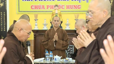 Chư tôn đức niệm Phật cầu gia bị trước buổi họp rà soát công tác tổ chức Đại giới đàn Thiện Huệ