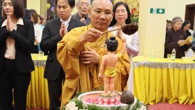 Cử hành nghi thức Tắm Phật truyền thống