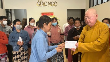 Hòa thượng Thích Duy Trấn trao tiền hỗ trợ của bạn đọc đến bệnh nhân