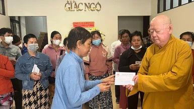 Hòa thượng Thích Duy Trấn trao tiền hỗ trợ của bạn đọc đến bệnh nhân