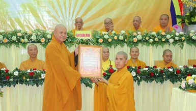  Thượng tọa Thích Huệ Đức trao quyết định bổ nhiệm trụ trì chùa Thiên Quang đến Đại đức Thích Thiện Hỷ
