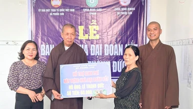 Đoàn từ thiện bàn giao nhà đại đoàn kết đến hộ anh Lê Thành Đức, xã Phước Sơn, H.Tuy Phước