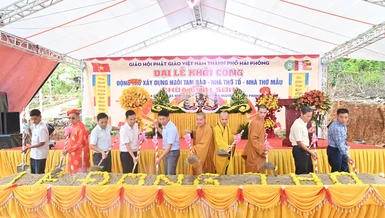 Chư tôn đức và đại diện chính quyền thực hiện nghi thức động thổ xây dựng chùa Linh Sơn