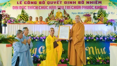 Hòa thượng Thích Phước Minh trao quyết định đến Đại đức Thích Chúc Hân, tân trụ trì chùa Phước Khánh