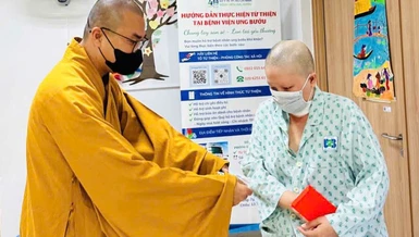 Đại đức Thích Minh Phú hỗ trợ viện phí đến bệnh nhân có hoàn cảnh khó khăn tại Bệnh viện Ung Bướu TP.HCM - cơ sở 2