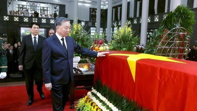 Đoàn Ban chấp hành Trung ương Đảng do Tổng Bí thư Tô Lâm dẫn đầu vào viếng nguyên Chủ tịch nước Trần Đức Lương tại Nhà tang lễ Quốc gia - Ảnh: TTXVN