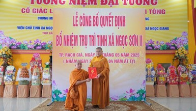 Thượng tọa Thích Minh Tiến trao quyết định bổ nhiệm trụ trì tịnh xá Ngọc Sơn II đến Đại đức Thích Minh Kính 