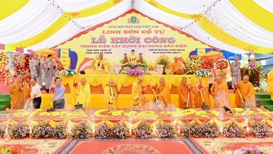 Chư tôn đức, đại biểu thực hiện nghi thức động thổ khởi công đại trùng tu Linh Sơn cổ tự