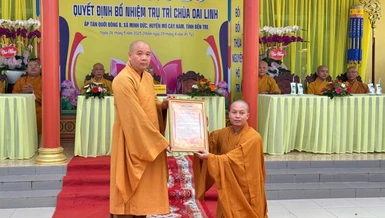 Thượng tọa Thích Trí Thọ trao quyết định bổ nhiệm trụ trì chùa Oai Linh đến Đại đức Thích Đức Phát 
