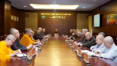 Chư tôn đức Tăng Ni Ban Thường trực tham dự họp
