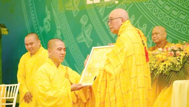 Hòa thượng Thích Thiện Tấn trao quyết định bổ nhiệm trụ trì chùa An Giạ đến Đại đức Thích Nhật Bình