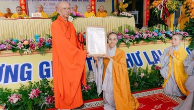Hòa thượng Thích Phước Minh trao quyết định bổ nhiệm cho Sư cô Thích nữ Tuệ Ý