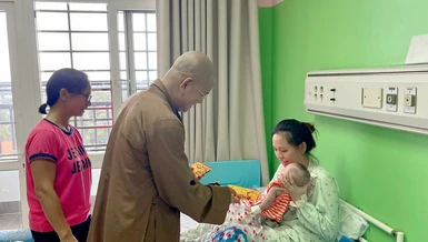 Đại đức Thích Thiện Triều đã trao quà đến bệnh nhi Bệnh viên Bà Rịa