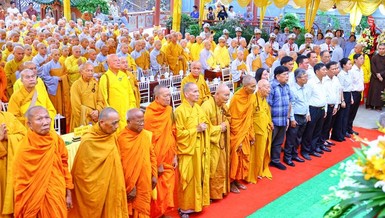 Chư tôn đức niệm Phật cầu gia hộ, chào Quốc kỳ và Đạo kỳ