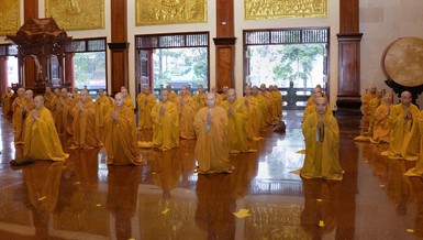 Chư Tăng trong Lễ tác pháp thọ an cư, tại Việt Nam Quốc Tự, vào sáng 12-5-Ất Tỵ - Ảnh: Bảo Toàn/BGN