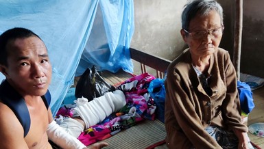 Mở rộng lòng từ: Mẹ già nghèo bất lực khi con trai gặp tai nạn