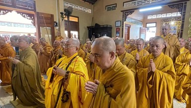 Chư Tăng niêm hương bạch Phật, đảnh lễ Tam bảo tại chánh điện chùa Long Phước